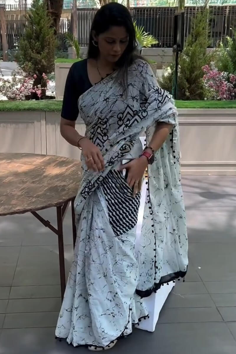 Sophisticated 1 Minute Ready To Wear White Mul Cotton Digital Printed Saree With Pocket